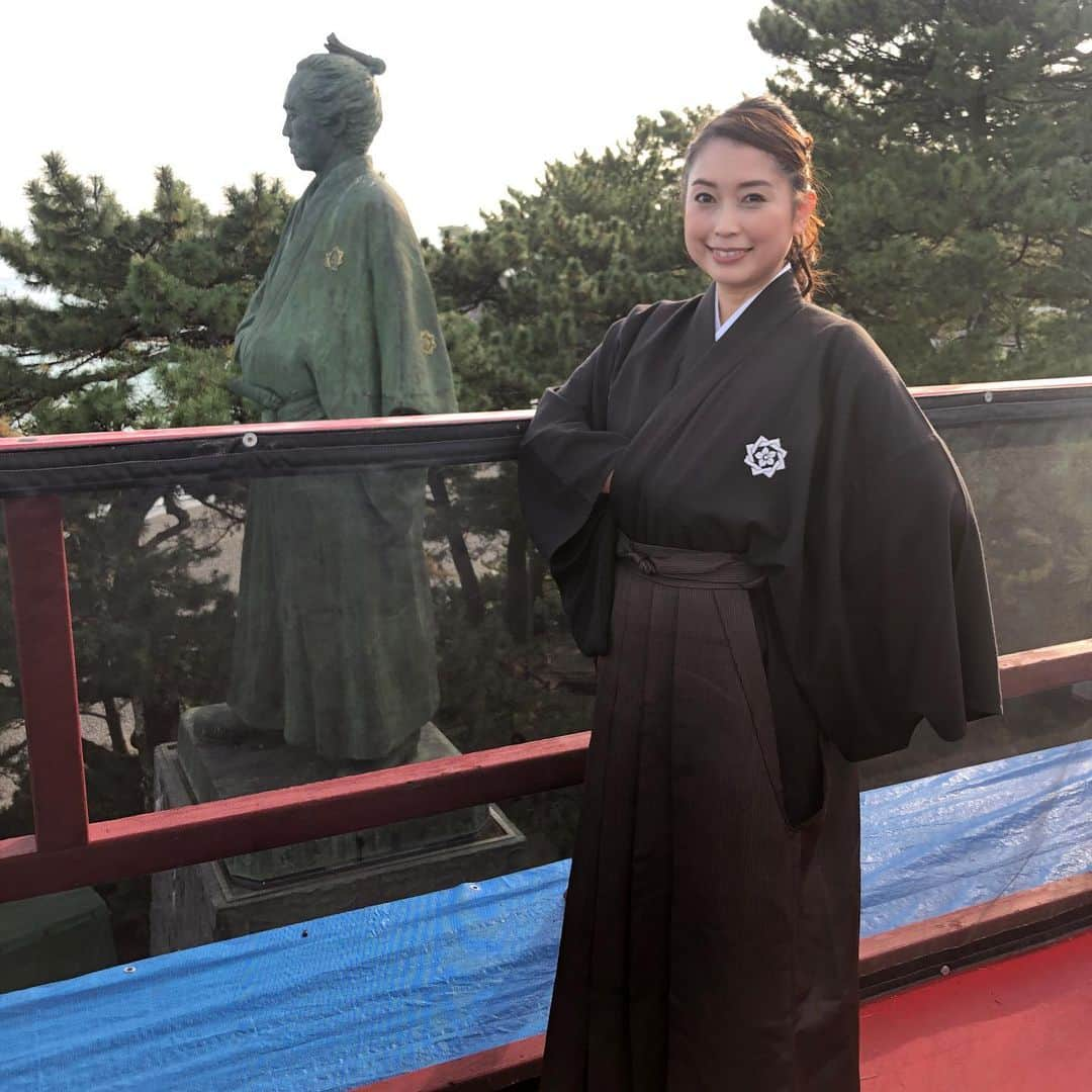 美甘子さんのインスタグラム写真 - (美甘子Instagram)「桂浜の龍馬像！ 台座含めて13メートルあるこの龍馬さんと同じ高さまで登れる、「龍馬に大接近」が、ただいま開催中！ 高い位置にある顔はめパネルもやってみました。何度か上に登ったことはあるけれど、龍馬さんの衣装で登ったのは初めてかもしれない！同じ目線で太平洋を眺められて気持ち良かった！ #高知 #桂浜 #龍馬像 #龍馬に大接近開催中‼️ #龍馬に大接近」11月20日 9時51分 - rekish_mikako