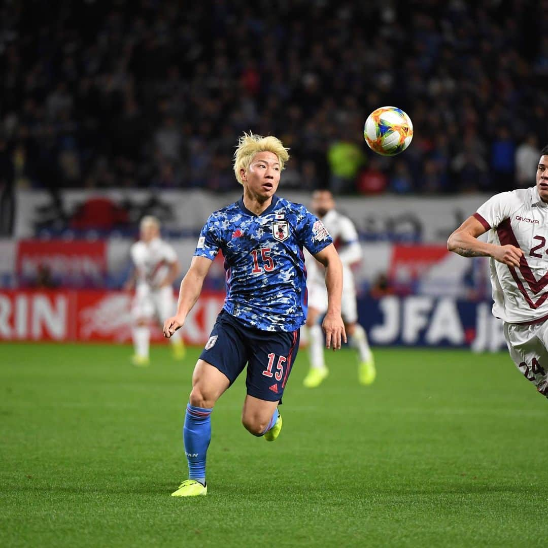 浅野拓磨さんのインスタグラム写真 - (浅野拓磨Instagram)「19.11.2019 Japan vs Venezuela🇻🇪 どうすることもできないほど悔しい敗戦。  だからこそ頑張るしかないしやり続けるしかない。 下手くそなら下手くそなりに。  またチームに戻って成長できるように頑張ります。  いい結果を届けることはできなかったですが応援ありがとうございました。 『感謝。』」11月20日 9時52分 - asatakugram