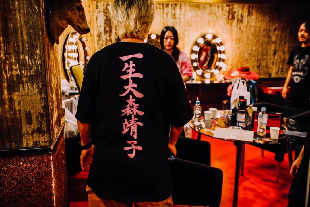 大森靖子さんのインスタグラム写真 - (大森靖子Instagram)「世界を変えるのはバンド🌏  謙虚でマイペースで優しくて苛々して尖っているのを自分で抱きしめて冷静に情熱的に生きてる、シン・ガイアズメンバー最高です！ 47都道府県ありがとうございました。 1月の宮崎鹿児島のリベンジ・振替公演も楽しみにしています。 12月はオーケストラ編成でのクリスマスライブが大阪東京であり、 カウントダウンライブもあり、最高をまた更新したいですね。 KEKKON！  #大森靖子シンガイアツアー」11月20日 10時02分 - omorimori
