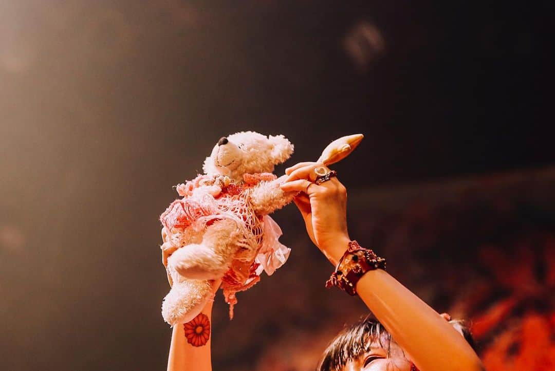 大森靖子さんのインスタグラム写真 - (大森靖子Instagram)「世界を変えるのはバンド🌏  謙虚でマイペースで優しくて苛々して尖っているのを自分で抱きしめて冷静に情熱的に生きてる、シン・ガイアズメンバー最高です！ 47都道府県ありがとうございました。 1月の宮崎鹿児島のリベンジ・振替公演も楽しみにしています。 12月はオーケストラ編成でのクリスマスライブが大阪東京であり、 カウントダウンライブもあり、最高をまた更新したいですね。 KEKKON！  #大森靖子シンガイアツアー」11月20日 10時02分 - omorimori