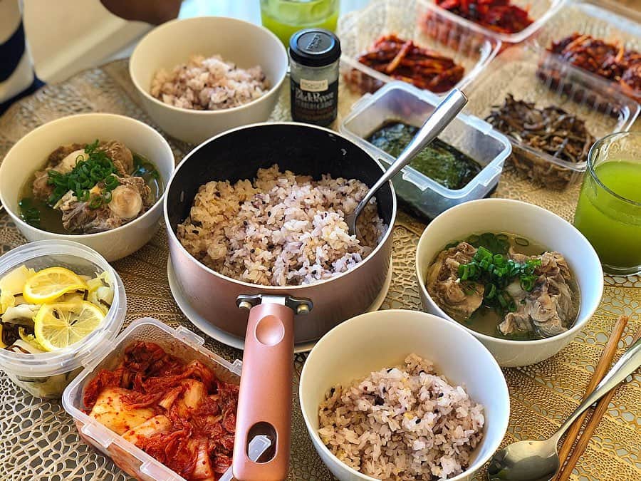 迫田愛子さんのインスタグラム写真 - (迫田愛子Instagram)「ごはんがメインのテールスープ定食😋  手作りの常備菜🍋 ※キムチ ※荏胡麻の醤油漬け ※白菜の塩昆布レモン漬け  あとはね。。 韓国スーパーで美味しいキムチやお菜がいっぱいで色々買ってみました。  沢蟹のキムチが最高🦀  目移りしてしまうの😍🇰🇷 #AIKO食堂 #aikocooking #cooking #料理 #おうちごはん #和食 #japanesefood #instafood #instadelicious #homeparty #ママ #mammy #baby #babyboy #男の子ママ#生後27ヶ月 #2歳3ヶ月 #8月生まれ」11月20日 9時55分 - aiko_esnail