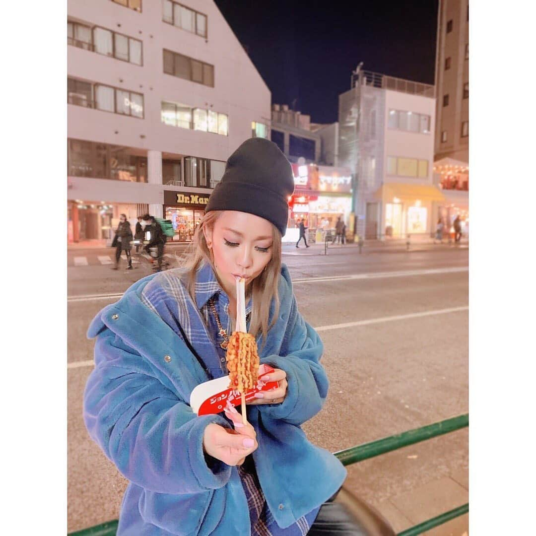 倖田來未さんのインスタグラム写真 - (倖田來未Instagram)「韓国に遊びに行った時にハマった食べ物🌭﻿ 私の大大大好きなハットグ！﻿ ﻿ ちょいちょい、買いに行きます爆笑﻿ やっぱ揚げたてが一番！！﻿ あたしは、ポテト周りについてて、モッツァレラが中に入ってるやつが一押しです！﻿ ﻿ って、朝からやばい食欲。﻿ ツアー終わったと思って、すんごい食欲なんやけども。﻿ んーー、今日はヘルシーにいかなければ。。。﻿ あとで何食べたか報告します。笑笑﻿ ﻿ #原宿 #harajuku #핫도그 #맛있어 #韓国 #に遊びに行った時にハマっちゃった #日本で食べれるなんて #最高 #モッツァレラ #伸びすぎて #ヤバみ #インスタ映え #fashion #ootd #fila #wcjapan #baseyardtokyo #kodakumi #倖田來未」11月20日 9時57分 - kodakumi_official