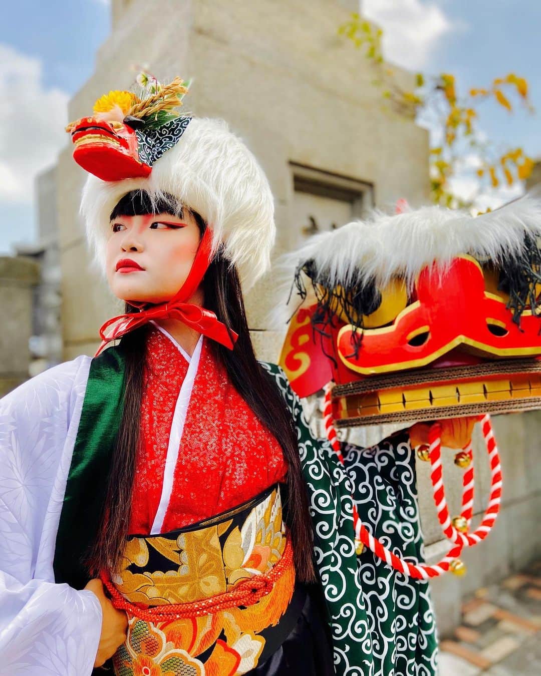 美馬寛子のインスタグラム：「Thank you for watching the IG LIVE @missuniversejapan last night for 2019 Japanese National Costume announcement🇯🇵‼️﻿ ﻿ Our costume this year is "SHISHIMAI" 😊👍🏼﻿ ﻿ ﻿ インスタLiveをご覧頂きありがとうございました✨﻿ 2019年JAPANのナショナルコスチュームは『獅子舞』‼︎‼︎﻿ 伝統と厳格をまといながらダイナミックなパフォーマンスを﻿ 世界で披露してくれることでしょう✨﻿ 世界大会への出発までいよいよ1週間となりました。﻿ 皆様、@__ako_kamo__ の応援どうぞよろしくお願いいたします🇯🇵✨﻿ ﻿ Special thanks﻿ 司会：大久保沙織 @saori_okubo_﻿ デザイナー:秋山希生　@kioi_akiyama .﻿ .﻿ #missuniverse﻿ #missuniverse2019﻿ #missuniversejapan﻿ #missuniversejapan2019﻿ #ミスユニバース﻿ #ミスユニバースジャパン﻿ #ミスユニバース2019﻿ #ミスユニバースジャパン2019﻿ #ナショナルディレクター﻿ #nationaldirector #美馬寛子﻿ #AKOKAMO #加茂あこ﻿ #ナショナルコスチューム﻿ #nationalcostume #獅子舞﻿ @hirokomima ﻿ @__ako_kamo__ ﻿ @missuniverse」