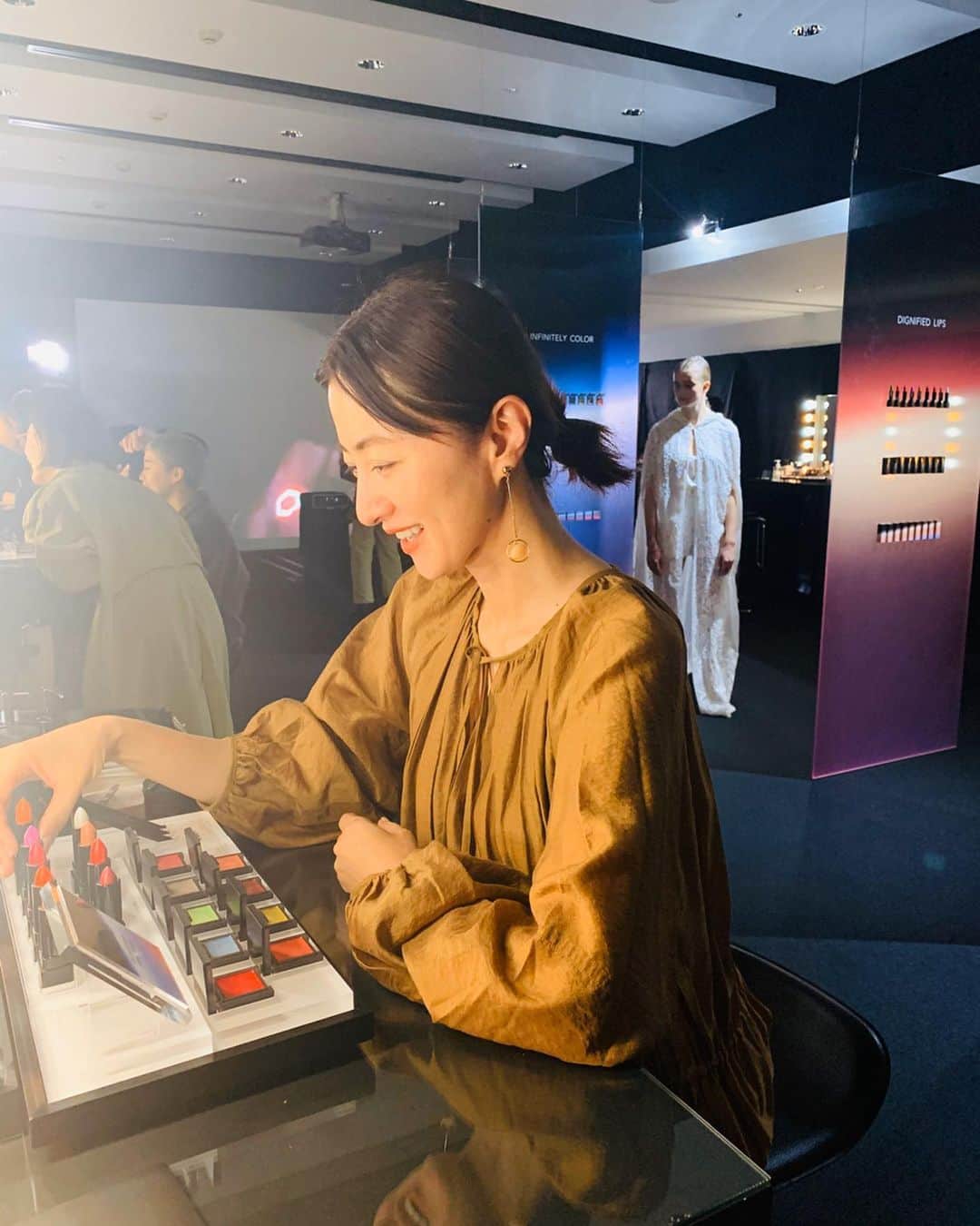 前田ゆかのインスタグラム：「@celvoke.jp セルヴォーク 2020SSメイクアップコレクションへ ＊ ＊ 会場はまさに宇宙！ ✨ 宇宙に散りばめられたさまざまな惑星の ように光と透ける色から生まれる春夏のカラー！ クリエイティブアドバイザーの @mikako888 菊池美香子さんにタッチアップしていただきました✨ ＊ ＊ まず新色のグリーンを目元全体になじませ透明感を出す。コーラルシェルで二重幅に指で下瞼にも全体に入れる。 これだけでもいつもの自分とは全然違う✨ オレンジのアイライナーペンシルで上瞼のキワと目頭から中央まで入れる。 このグリーンもオレンジも今までにない冒険カラー またのせると違うニュアンスになるから おもしろく新鮮✨ 1月10日新発売。 ＊ アイカラーは毎回買い足しているから 今からとても楽しみです✨✨ @maenorichang のりちゃん @akiko_q_nishimura アコキュン と一緒に！！ #celvoke  #2020SS #セルヴォーク #テラコッタ」