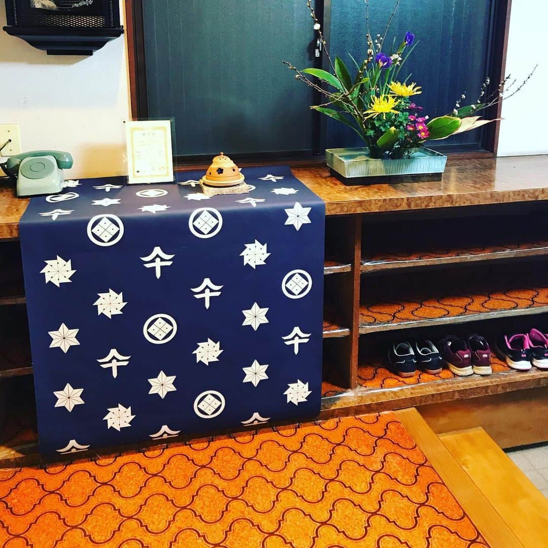 旅館 川端屋さんのインスタグラム写真 - (旅館 川端屋Instagram)「ホームページの撮影しました！ 料理の準備めちゃめちゃ大変だったけど、プロにヘア、メイクしていただいて準備バッチリ👍です。仕上がりに乞うご期待です✨✨ #川端屋#鯖寿司#kawabataya#kimono#ikebana」11月20日 10時09分 - ryokan_kawabataya