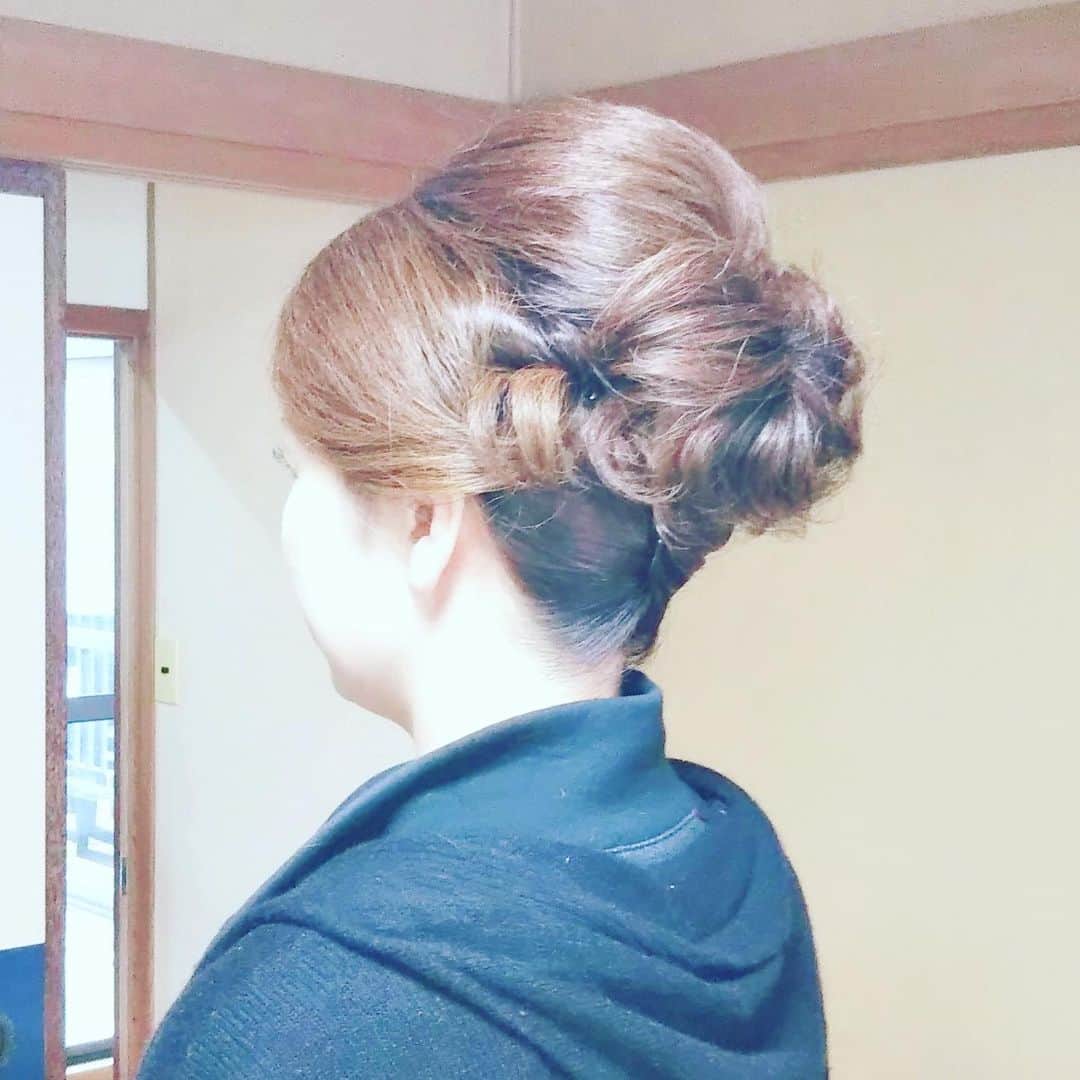 旅館 川端屋さんのインスタグラム写真 - (旅館 川端屋Instagram)「ホームページの撮影しました！ 料理の準備めちゃめちゃ大変だったけど、プロにヘア、メイクしていただいて準備バッチリ👍です。仕上がりに乞うご期待です✨✨ #川端屋#鯖寿司#kawabataya#kimono#ikebana」11月20日 10時09分 - ryokan_kawabataya