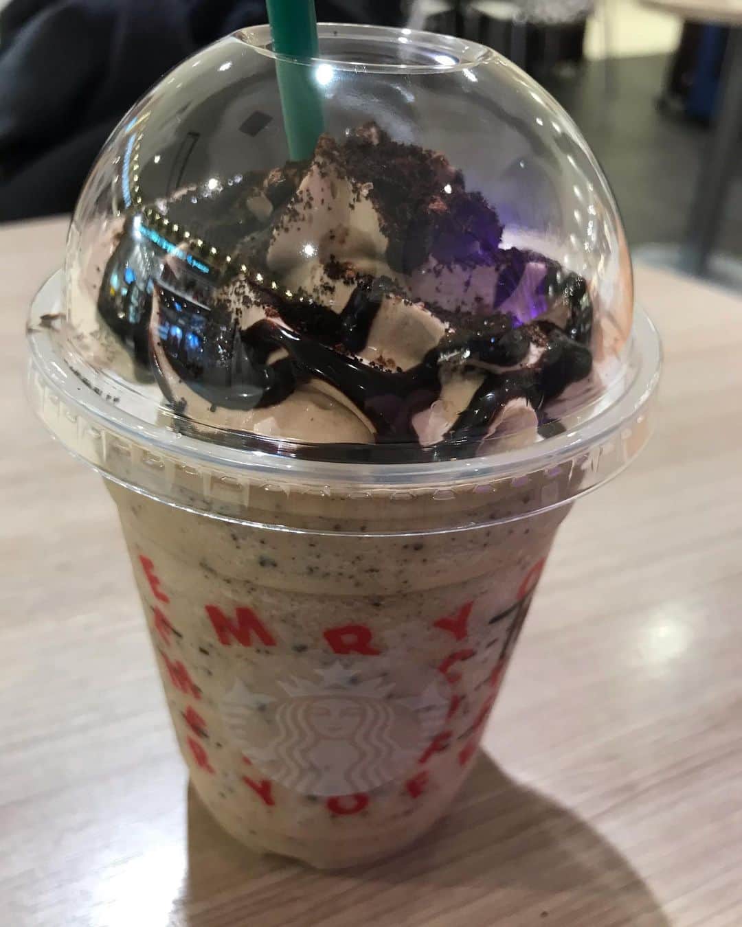 石川修司のインスタグラム：「千歳空港限定のフラペチーノを飲んで東京帰ります。 #starbucks  #ありがとうございます😊」