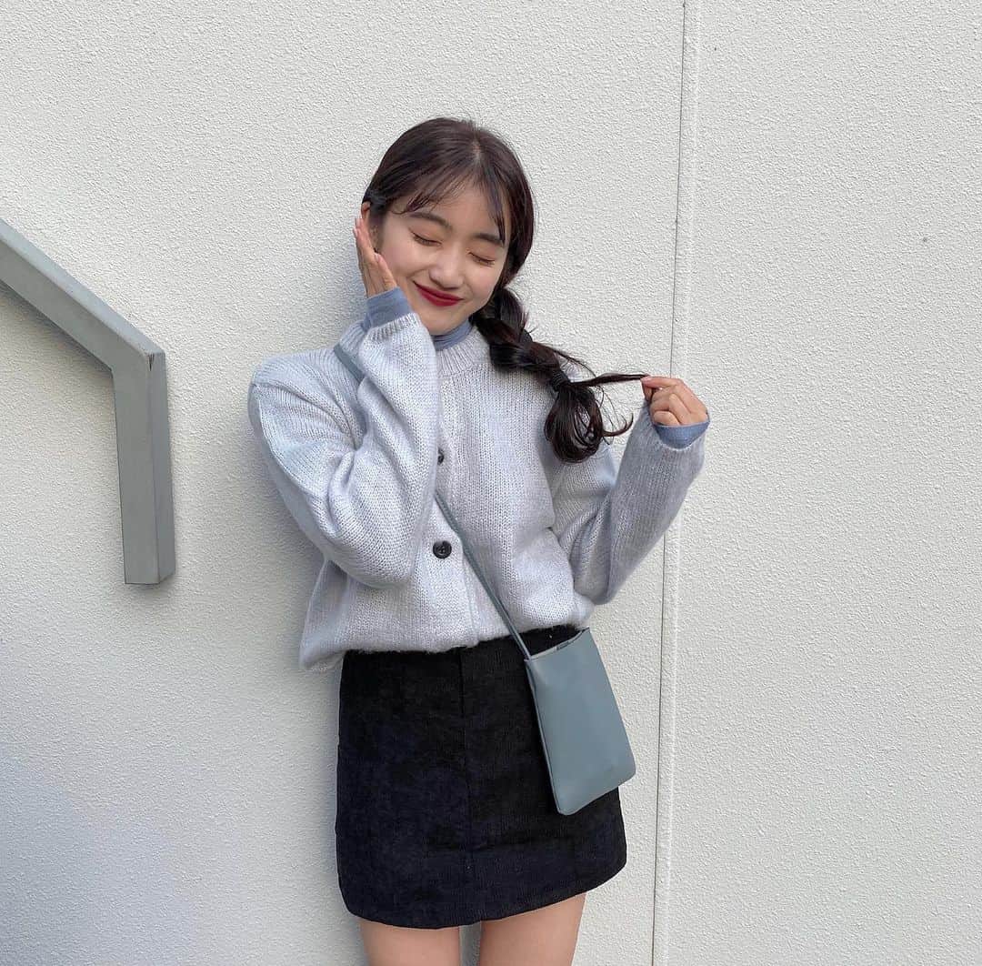 河﨑莉奈さんのインスタグラム写真 - (河﨑莉奈Instagram)「블루코디❄️🦕🐳💎 knit♡ @tgy_tokyo  turtleneck♡ @realcoco_japan  skirt♡ @jetragweb  @jetrag_code  bag♡ @aletta_jewelry_official」11月20日 10時25分 - rinya5588