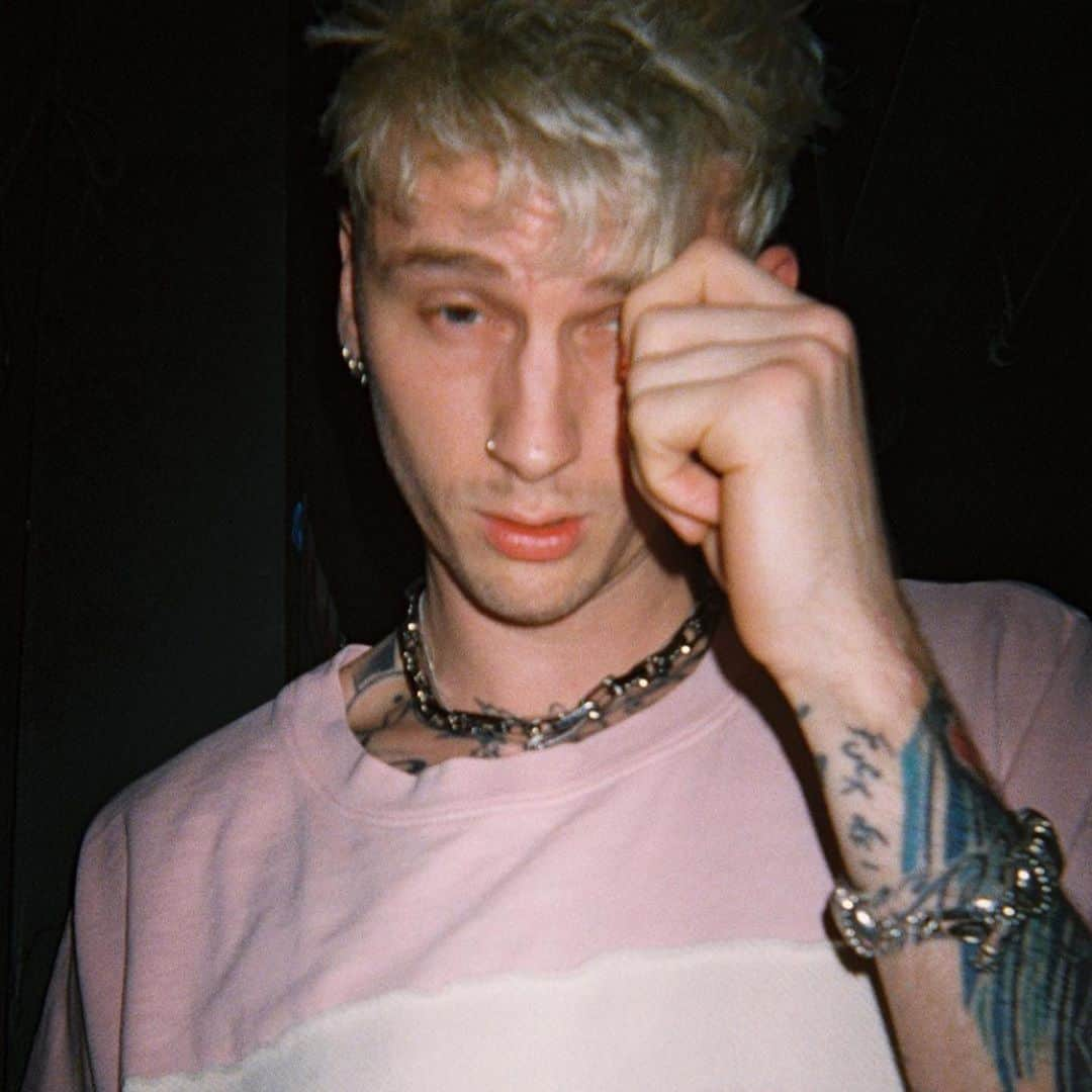 Young Gunnerさんのインスタグラム写真 - (Young GunnerInstagram)「before  after」11月20日 16時00分 - machinegunkelly