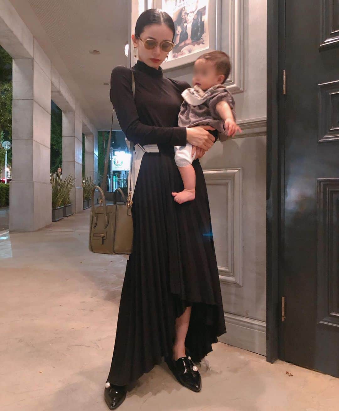尾崎紗代子さんのインスタグラム写真 - (尾崎紗代子Instagram)「娘がとにかく暴れん坊なんですが そこがまた可愛い。 親バカです。 .  #ootd #fashion #basic #coordinate #outfit #osayocode  #今日のコーデ #シンプルコーデ #ファッション」11月20日 15時53分 - osayo_osayo