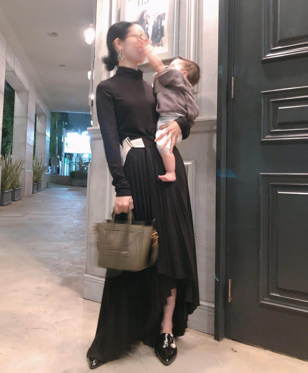 尾崎紗代子さんのインスタグラム写真 - (尾崎紗代子Instagram)「娘がとにかく暴れん坊なんですが そこがまた可愛い。 親バカです。 .  #ootd #fashion #basic #coordinate #outfit #osayocode  #今日のコーデ #シンプルコーデ #ファッション」11月20日 15時53分 - osayo_osayo