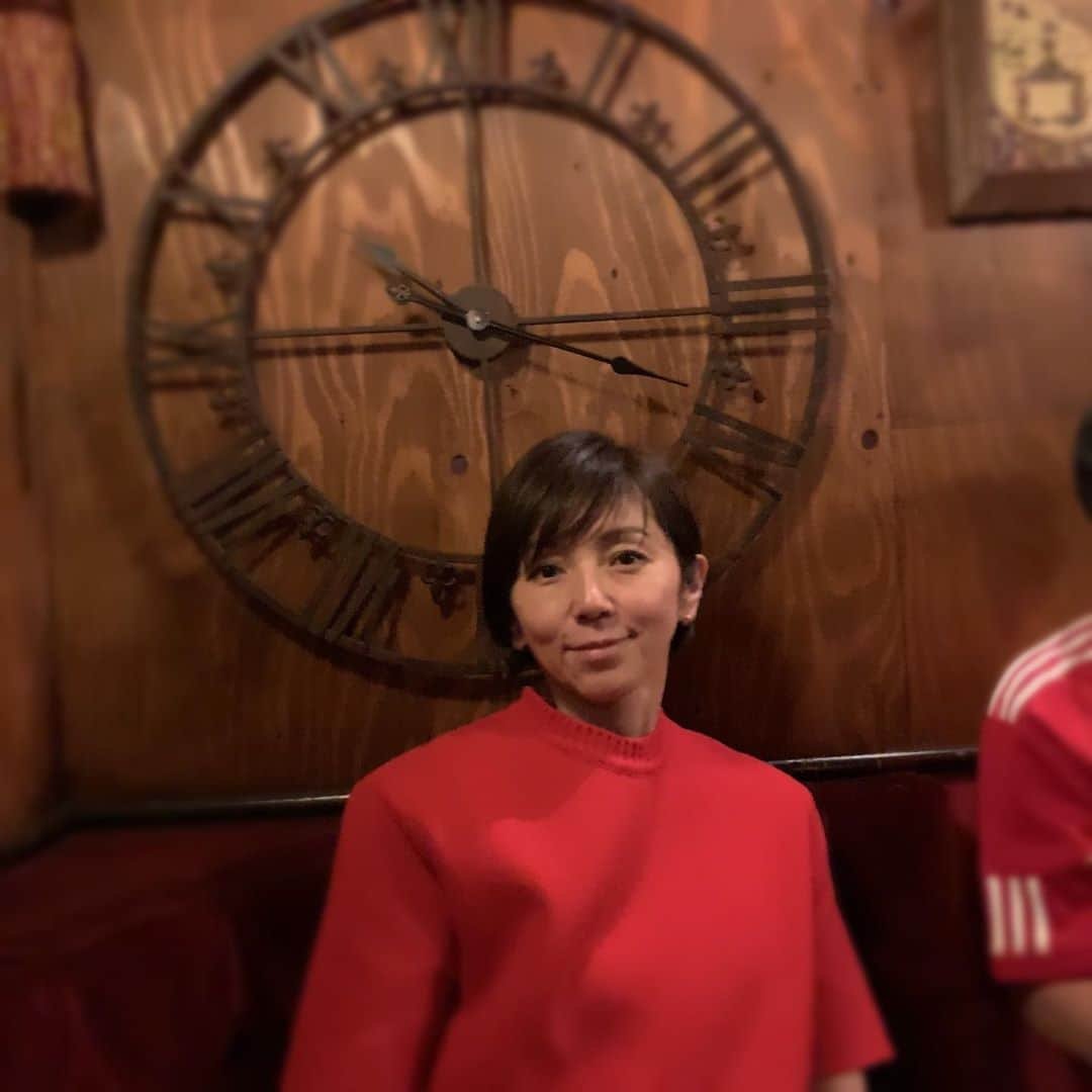 渡辺満里奈さんのインスタグラム写真 - (渡辺満里奈Instagram)「昨夜は、20年のお付き合いになるスタッフさんの還暦お祝い㊗️ みんな赤い服で集合。 ご希望のイカづくしディナーの後は、ディープ阿佐ヶ谷を満喫。 先日公開初日イベントに出させていただいた映画「ジョージア、ワインの生まれたところ」で紹介されていた作り手のワインが飲める店が！ 築60年。元スナックというお店は、妖しくかっこよく、居心地がいい。 ワインも美味でした🍷✨ ★ #大人の集会 #クヴェヴリワイン  #世界最古のワイン産地 #阿佐ヶ谷グルメ #座ってる写真は #ヤッコさんみたいな形になった😂」11月20日 15時54分 - funnyfacefunny