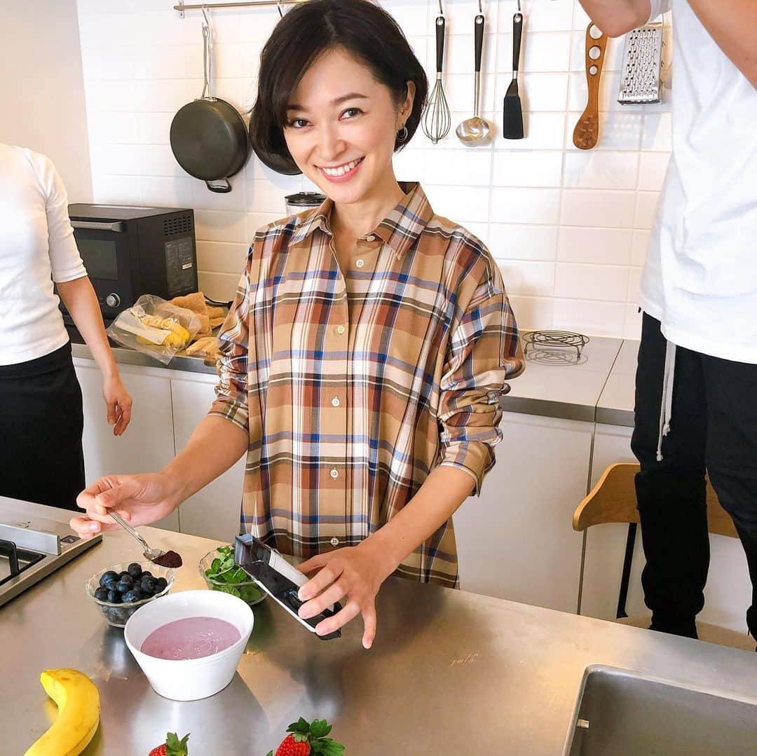 市井紗耶香さんのインスタグラム写真 - (市井紗耶香Instagram)「美味しくて綺麗になれる撮影  インナービューティー 知れば知るほどおもしろい♡  #インナービューティー  #スムージー #サラダ  #マキベリー  #抗酸化作用  #市井紗耶香 #株式会社エスダブル」11月20日 15時58分 - sayakaichii