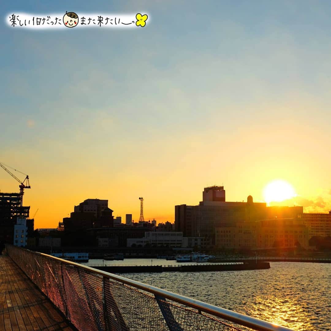 なっつ。さんのインスタグラム写真 - (なっつ。Instagram)「横浜おでかけきろく④ この後は買い物しながら #みなとみらい をぶらついて #大桟橋 に行って夕陽をみて スシロー寄って帰ってきた♬ 楽しかった♡ 横浜って定期的に来たくなるな♪ ・ ・ #横浜#yokohama#minatomirai#なっつの絵日記」11月20日 10時32分 - punipopo