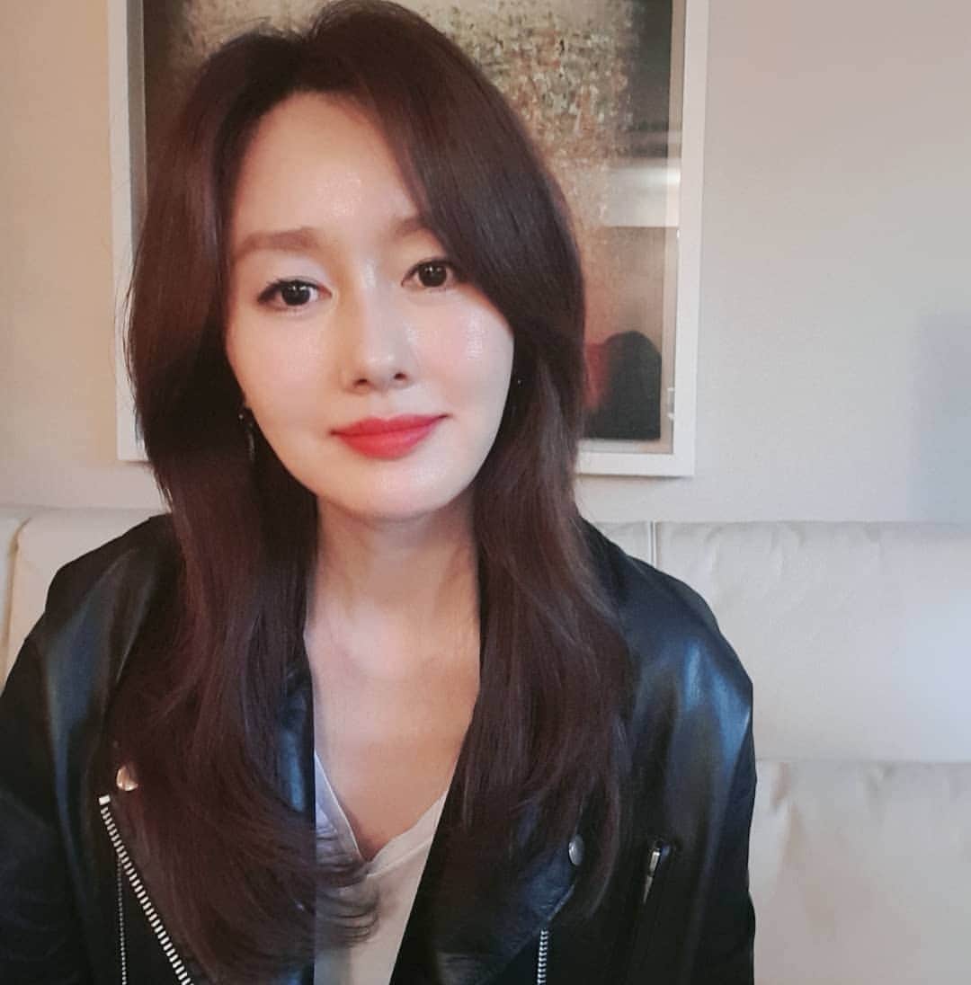 キム・ジスのインスタグラム：「2019년도 벌써 종착역을 향해 달려가네요. 정말 한해,한달이 얼마나 빠른지.. 비유하자면 예전엔 기차,비행기를 타고 가는 기분이었다면 이젠 제트기를(타보지는 않았지만🙄)타고 가고 있는 기분이에요. 점점 갈수록 하루,일분일초가 애끓게 아까워서 미치겠는데 아마도 더 하겠죠? 왜 어렸을땐 청춘의 소중함도 시간의 소중함도 몰랐을까..참 멍청하게도. 그래도 올해,누가 시키지도 않는 운동을 너무도 열심히 한 결과로 종합검진 결과 작년에비해  체지방은 800그램이 줄고 근육량은 2.2 키로그램이나 늘었다고 의사선생님께 칭찬도 엄청받고, 마음에 어느정도 들어오는 작품과 캐릭터를 기다리느라 시간이 살짝 걸리긴 했지만,올해가 가기전에 기다리던것도 만나게되서 다행이다 그런 마음입니다. 그리구 요즘 고양이를 너무 너무 키우고싶은데 비염알러지가 있는데다가 예전에 너무 예쁜 강아지 똘이를 7년을 기르다가 아파서 안락사로 보낸 힘든 경험을하고 난 이후로는 동물을 선뜻 기르지 못하겠어서 마음만 한가득이에요~ 근데 비염알러지가 있으면 고양이는 정말 힘들까요?..😑 #독감주사꼭맞으세요 #뜬금없이독감주사홍보 #홍보대사아님」