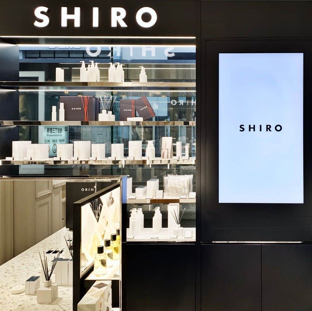 shiroさんのインスタグラム写真 - (shiroInstagram)「【11/20- SHIRO 伊勢丹新宿店/先行・限定発売のお知らせ】﻿ ﻿ 本日より、SHIRO 伊勢丹新宿店が本館地下2階=ビューティアポセカリーから本館1階化粧品フロアに移転し、リフレッシュオープンいたしました。﻿ オープンを記念して、来年1/1（水）にデビューする、唇をケアしながら透明感のある発色で軽やかに彩る「エッセンスリップオイルカラー（全6色）」を先行発売いたします。また、多くのお客様からご要望をいただいた「ボディコロンキット（ミニサイズ5本セット、限定クリアポーチ付き）」も限定発売。﻿ ﻿ ※SHIRO 伊勢丹新宿店本館地下2階=ビューティアポセカリー店は11/19（火）をもって閉店いたしました。﻿ ﻿ SHIRO 伊勢丹新宿店リフレッシュオープン特別アイテム﻿ 【先行発売】「エッセンスリップオイルカラー」 全6色 3,850円（税込）﻿ 【限定発売】「ボディコロンキット」 ミニサイズ5本セット（サボン2本、ホワイトリリー1本、ホワイトティー1本、ピオニー1本 各60mL）、限定クリアポーチ付き（約21.5cm×14.5cm） 7,150円（税込）﻿ ※予約はお受けしておりません。店頭にてお求めください。﻿ ※「ボディコロンキット」は、お一人様一点までのご購入となります。ご了承ください。﻿ ﻿ SHIRO 伊勢丹新宿店﻿ オープン：2019/11/20(水)﻿ 場所：東京都新宿区新宿3-14-1 伊勢丹新宿店本館1階＝化粧品﻿ 営業時間：10:00 - 20:00﻿ TEL：03-6457-4616（直通）﻿ #SHIRO #SHIROcosme #SHIROfragrance」11月20日 10時34分 - shiro_japan