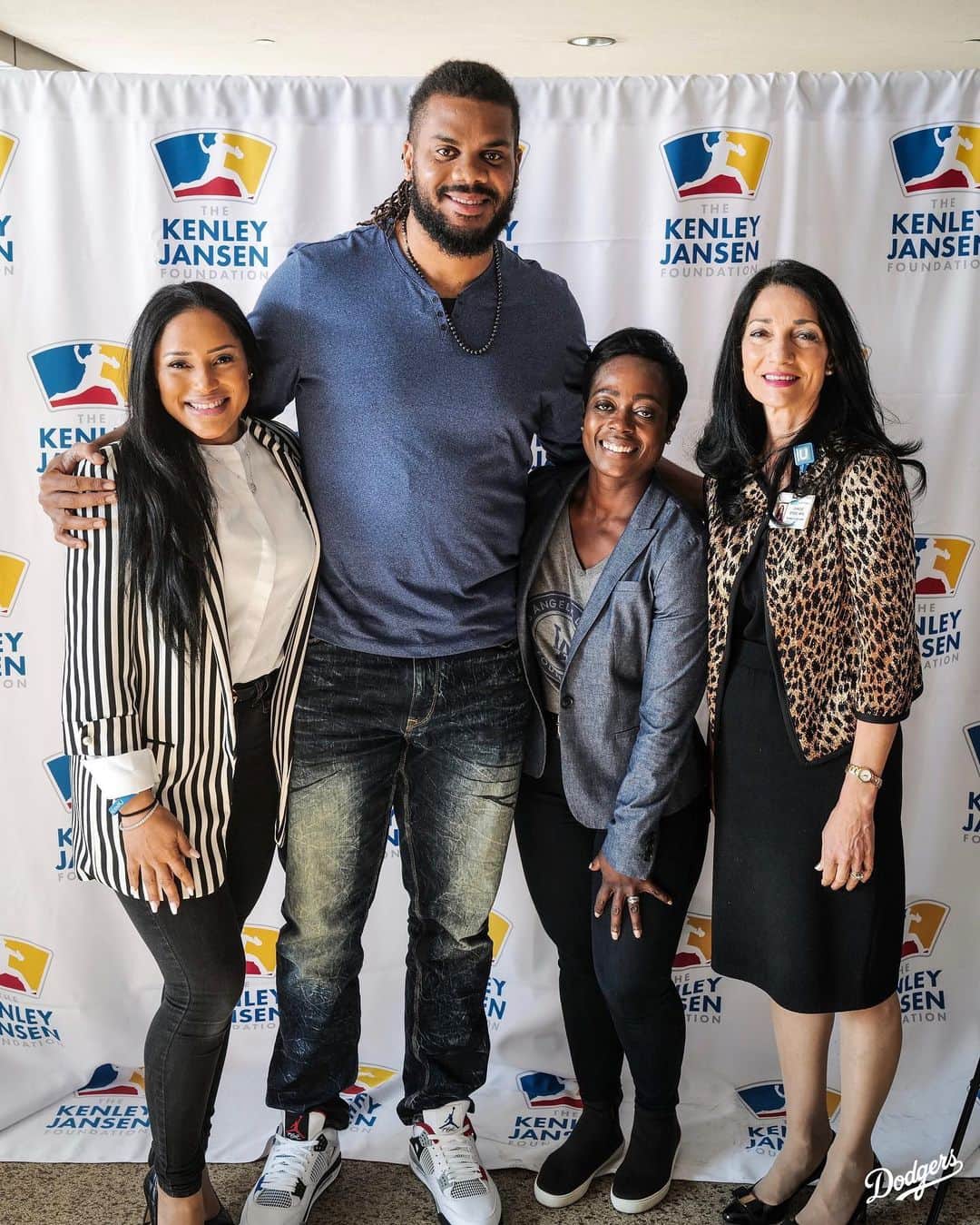 Los Angeles Dodgersさんのインスタグラム写真 - (Los Angeles DodgersInstagram)「@kenleyjansen74 and the @dodgersfoundation unveiled the @kenleyjansenfdn’s second and third “Kenley’s Lockers” to pediatric patients this morning at @uclamch.」11月20日 10時38分 - dodgers