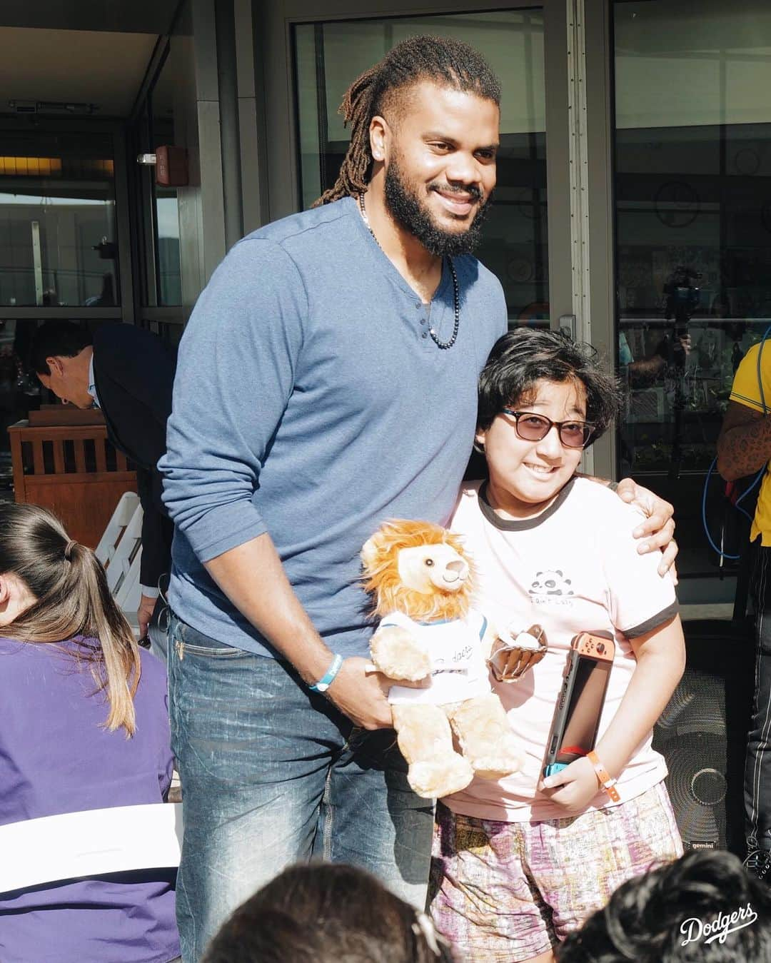 Los Angeles Dodgersさんのインスタグラム写真 - (Los Angeles DodgersInstagram)「@kenleyjansen74 and the @dodgersfoundation unveiled the @kenleyjansenfdn’s second and third “Kenley’s Lockers” to pediatric patients this morning at @uclamch.」11月20日 10時38分 - dodgers