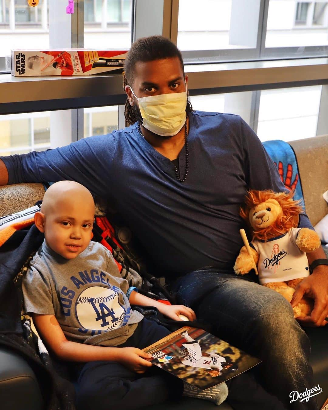 Los Angeles Dodgersさんのインスタグラム写真 - (Los Angeles DodgersInstagram)「@kenleyjansen74 and the @dodgersfoundation unveiled the @kenleyjansenfdn’s second and third “Kenley’s Lockers” to pediatric patients this morning at @uclamch.」11月20日 10時38分 - dodgers