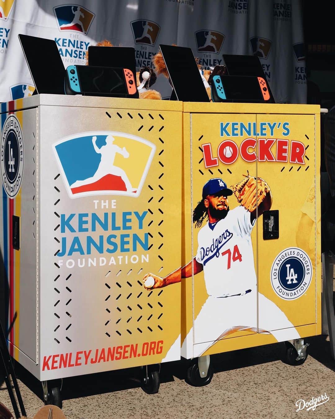 Los Angeles Dodgersさんのインスタグラム写真 - (Los Angeles DodgersInstagram)「@kenleyjansen74 and the @dodgersfoundation unveiled the @kenleyjansenfdn’s second and third “Kenley’s Lockers” to pediatric patients this morning at @uclamch.」11月20日 10時38分 - dodgers
