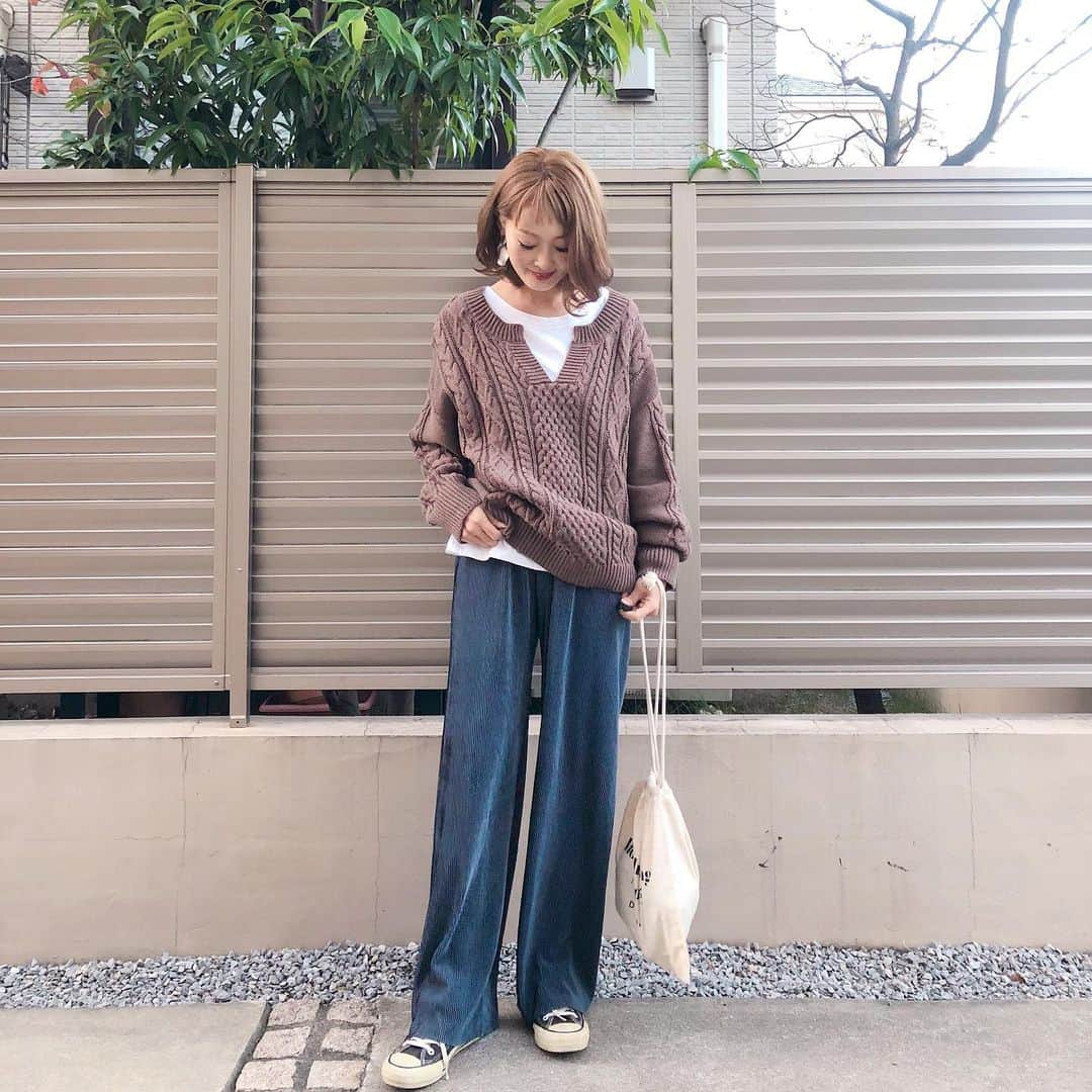 のインスタグラム：「〻pleats pants〻 ・ ・ ・ 🔎 @roku_02の#プリーツパンツ ・ これめっちゃ楽ちん！！そしてシルエットキレイすぎる✨ ・ 楽ちんなのにオシャレって最高だね。 ・ ・ そして楽ちん大好き母、昨日はビョルンに乗せたままミルク🍼を飲ませちゃった🤫 ・ あらたん本当重くて抱っこで飲ませるのも一苦労で、腰や肩にくる😣 試しに飲ませてみたらすんごい楽だった！！発見だな。 ・ ・ ・ knit▶ @freaksstore_official inner▶ @mite__official bottoms▶ @roku_02 ・ ・ #ファッション#コーデ#fashion#ママ#ママコーデ#ponte_fashion #プチプラコーデ#大人カジュアル#ヘアアレンジ#大人可愛い#ジユジョ#옷스타그램#오오티디#シンプルコーデ#秋コーデ#ベージュコーデ#mamagirl#ママリ#ママリファッション#locari#lucrajp#産後コーデ#産後3ヶ月#授乳コーデ  #赤ちゃんのいる生活#ハイトーン」