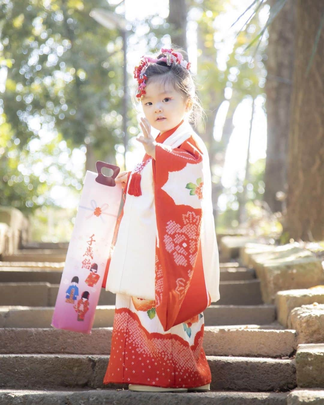 土屋アンナさんのインスタグラム写真 - (土屋アンナInstagram)「七五三。 星波⭐️ 大きくなりました。 日々成長してしまうのが、時に寂しく、嬉しくもあります。 妹の面倒をよく見てくれて、我慢強く、賢い、良い子❤️ 私がお宮参りに羽織った着物を、虹波に着せ、母がまた星波の為に仕立て直してくれて、着せてくれました。カメラマンのケンシュウ（友達）がとってくれました。 さぁこれからもっともっと大きくなりなさい💕そして沢山笑いなさい❤️ #七五三」11月20日 10時40分 - annatsuchiya0311