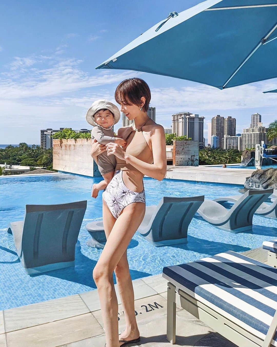 ソンイのインスタグラム：「息子プールデビュー🌴🏖🌺 ニッコニコですごく楽しそうにしてる姿がたまらなくて動画撮影止まらなかった🤣 息子の水着は @sonkyou1013 おばちゃんからのオーストラリア土産🐨 私の水着は @alexiastam_official 👙 #生後8ヶ月 #男の子ベビー #男の子ママ #プールデビュー」