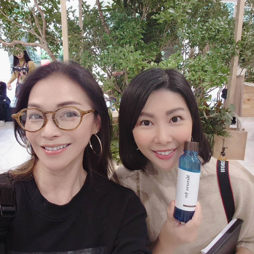 渡辺めぐみさんのインスタグラム写真 - (渡辺めぐみInstagram)「🍀アンちゃんとアンちゃんママと、新スキンケアブランド「Natures  for」のイベントへ🍀 🍀🍀次のキレイへ🍀🍀 プロジェクト😁👍👍👍 単なるオーガニックコスメではなく、お肌のしくみに沿った根幹美スキンケア❤️❤️❤️ 何でも、しくみが分かると、良いよね⤴️⤴️⤴️⤴️⤴️ へちま水を、使っているそうです😁❤️👍 へちま王も、いました😁  中山さん、いつも有り難うございます😁❤️👍 またまた、勉強になりました😁❤️❤️❤️😁 #次のキレイへプロジェクト#ネイチャーズフォー#naturesfor #根幹美スキンケア #neonaturel#ネオナチュラル#へちま水 #ヘチマ #instagrammer #instagramjapan #instagram #instagramgood #instagramlike」11月20日 10時44分 - meguheart
