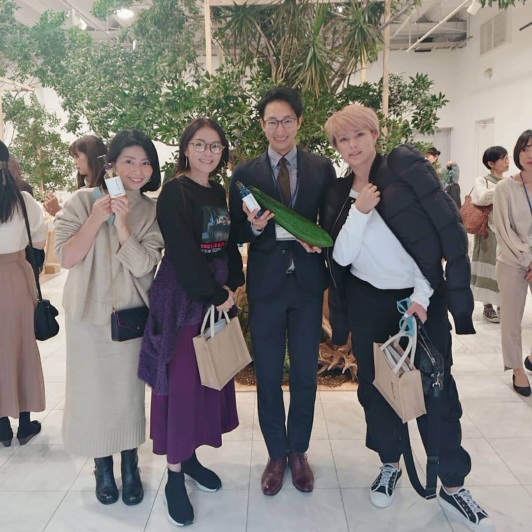 渡辺めぐみさんのインスタグラム写真 - (渡辺めぐみInstagram)「🍀アンちゃんとアンちゃんママと、新スキンケアブランド「Natures  for」のイベントへ🍀 🍀🍀次のキレイへ🍀🍀 プロジェクト😁👍👍👍 単なるオーガニックコスメではなく、お肌のしくみに沿った根幹美スキンケア❤️❤️❤️ 何でも、しくみが分かると、良いよね⤴️⤴️⤴️⤴️⤴️ へちま水を、使っているそうです😁❤️👍 へちま王も、いました😁  中山さん、いつも有り難うございます😁❤️👍 またまた、勉強になりました😁❤️❤️❤️😁 #次のキレイへプロジェクト#ネイチャーズフォー#naturesfor #根幹美スキンケア #neonaturel#ネオナチュラル#へちま水 #ヘチマ #instagrammer #instagramjapan #instagram #instagramgood #instagramlike」11月20日 10時44分 - meguheart