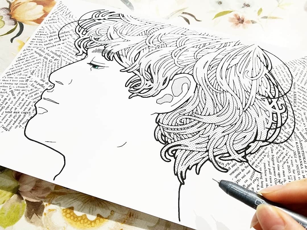 石関友梨のインスタグラム：「ミュシャ風に僕を横顔で描いてくださいとマネージャーからのオーダー #イラスト #似顔絵 #ミュシャ #モノトーン #勝手にパーマ #ミュシャ風って無理がある #笑」