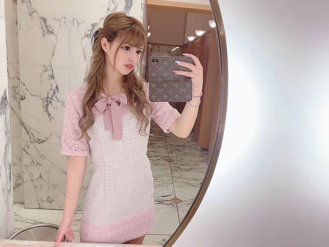 アンジェリカのインスタグラム：「‪‪❤︎‬‪‪❤︎‬ . おめかし あんじぇ 👸💕w . このワンピは EmiriaWiz のだよ‪‪❤︎‬ ❤︎❤︎ #emiriawiz #おめかしコーデ #ワンピース #ハーフアップ #ヘアアレンジ #私服 #ツイード #パーティードレス」
