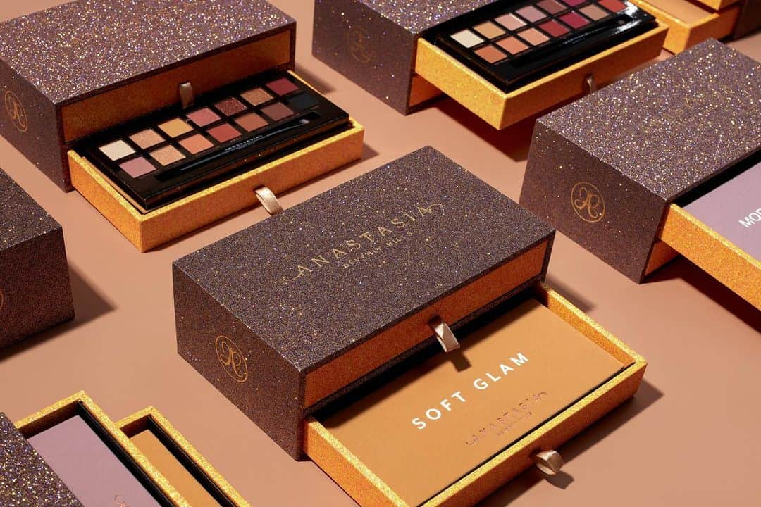 Anastasia Beverly Hillsさんのインスタグラム写真 - (Anastasia Beverly HillsInstagram)「Black Friday Vault featuring our best selling eyeshadow palettes ⚡️Modern Renaissance & Soft Glam ⚡️ ⚡️US Price is $49  Limited Edition created for the biggest shopping week of the year  LAUNCH INFO:  Sephora 11/26 9pm PST Sephora Canada 11/26 9pm PST SiJCP  11/26 9pm PST Ulta 11/27 2pm PST」11月20日 11時00分 - anastasiabeverlyhills