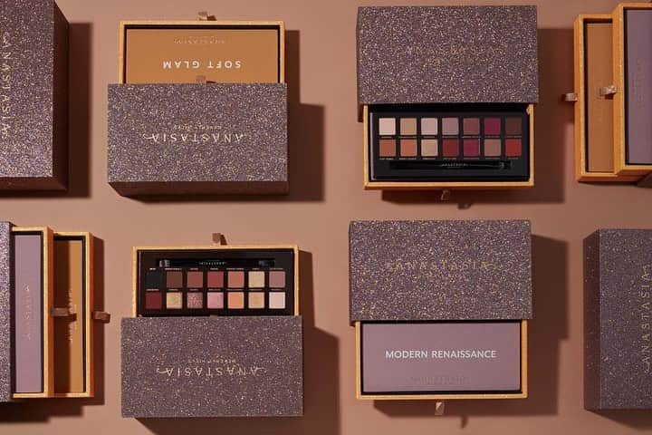 Anastasia Beverly Hillsさんのインスタグラム写真 - (Anastasia Beverly HillsInstagram)「Black Friday Vault featuring our best selling eyeshadow palettes ⚡️Modern Renaissance & Soft Glam ⚡️ ⚡️US Price is $49  Limited Edition created for the biggest shopping week of the year  LAUNCH INFO:  Sephora 11/26 9pm PST Sephora Canada 11/26 9pm PST SiJCP  11/26 9pm PST Ulta 11/27 2pm PST」11月20日 11時00分 - anastasiabeverlyhills