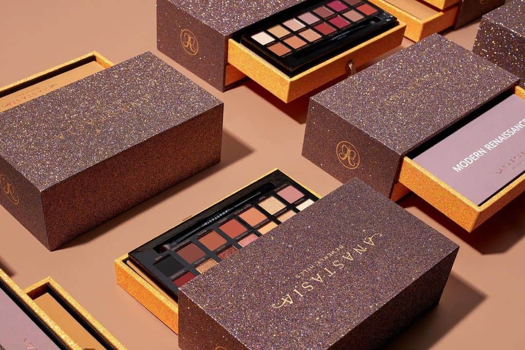 Anastasia Beverly Hillsさんのインスタグラム写真 - (Anastasia Beverly HillsInstagram)「Black Friday Vault featuring our best selling eyeshadow palettes ⚡️Modern Renaissance & Soft Glam ⚡️ ⚡️US Price is $49  Limited Edition created for the biggest shopping week of the year  LAUNCH INFO:  Sephora 11/26 9pm PST Sephora Canada 11/26 9pm PST SiJCP  11/26 9pm PST Ulta 11/27 2pm PST」11月20日 11時00分 - anastasiabeverlyhills