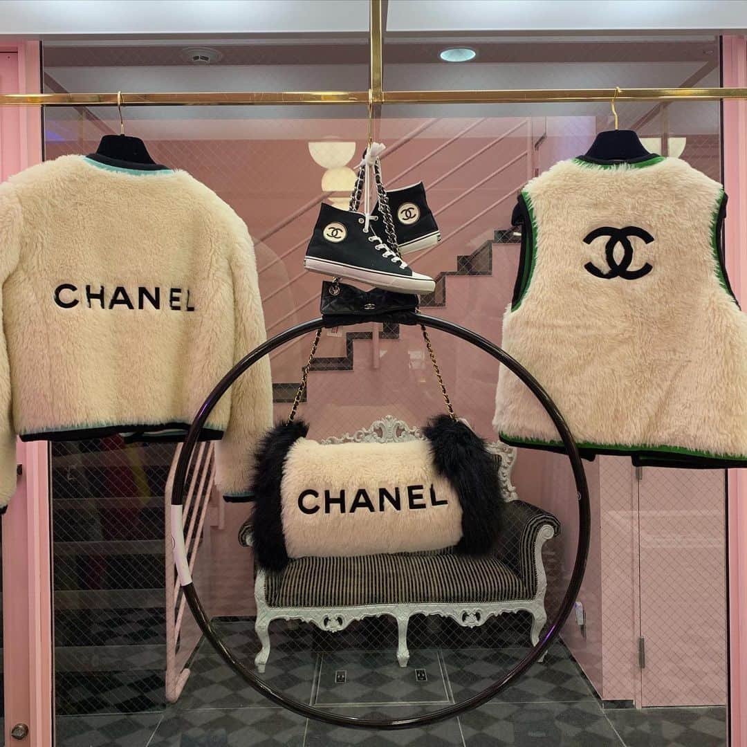 Vintage Brand Boutique AMOREさんのインスタグラム写真 - (Vintage Brand Boutique AMOREInstagram)「おはようございます💕 AMORE wardrobe オープン致しました！本日の営業時間は11:00~20:00となっております！ 表参道、青山へお出かけの際は、是非AMORE vintageにお越しくださいませ🧸 AMORE wardrobe is open 11:00~19:30!! Come visit us for the finest vintage Chanel ready to wear collections! :) お問い合わせ /  for more info → ✉️info@amorevintagetokyo.com  #ヴィンテージ #シャネル #ヴィンテージシャネル #ココ #ココマーク #ヴィンテージブランドブティック #アモーレ #アモーレトーキョー #アモーレワードローブ #表参道 #青山 #東京 #vintagebrandboutique #AMORE #amoretokyo #Tokyo #Omotesando #amorewardrobe」11月20日 11時06分 - amore_tokyo