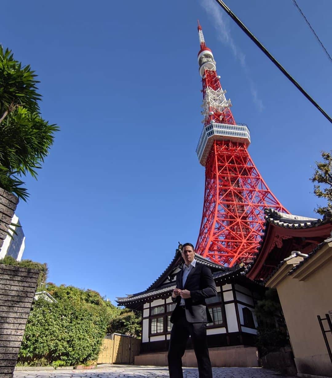 フェルナンド・トーレスのインスタグラム：「Tokyo’s contrasts #temple #tokyotower」