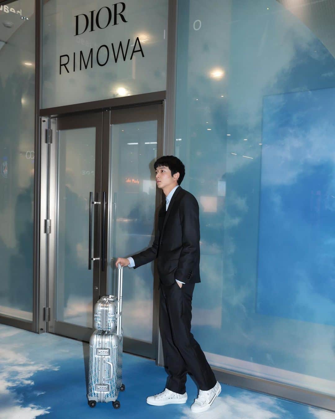 鈴木仁のインスタグラム：「@dior @rimowa  #dior #rimowa」