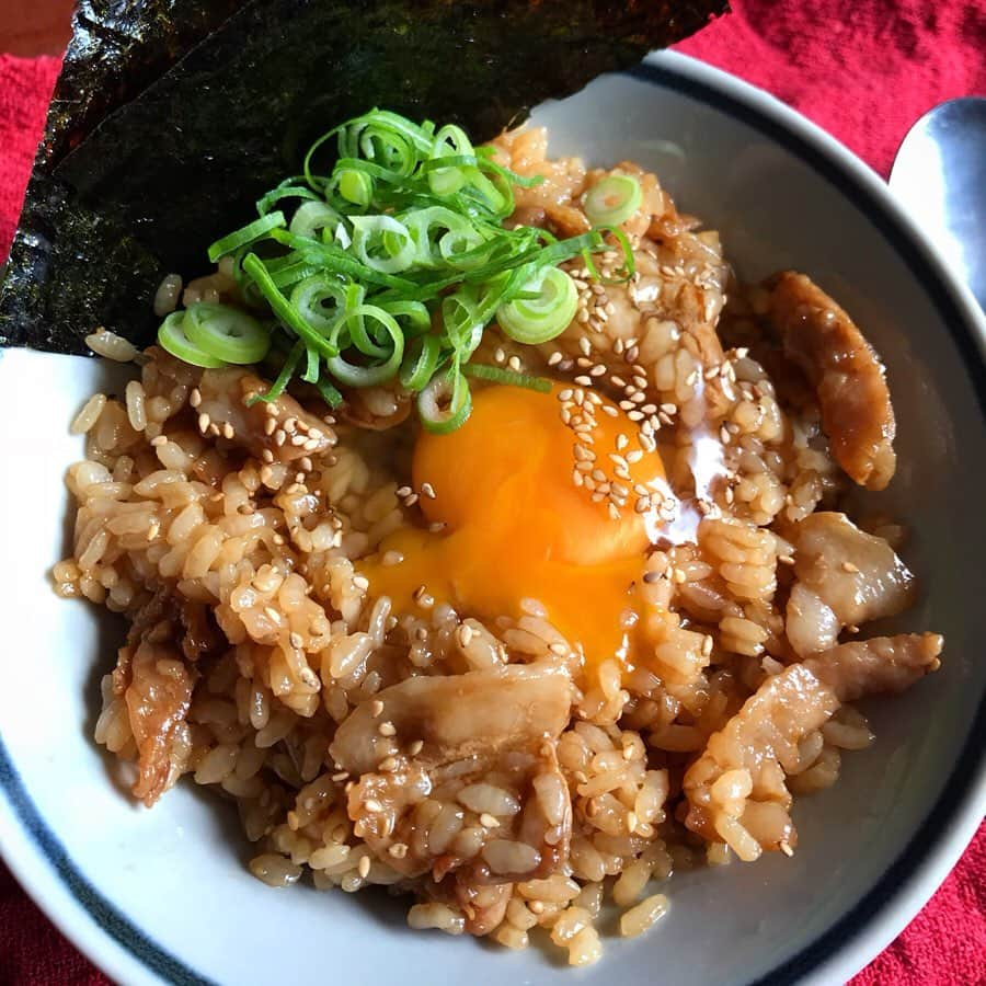 山本ゆりさんのインスタグラム写真 - (山本ゆりInstagram)「10年以上作り続けてるレシピ。﻿ ﻿ 【豚バラ油飯】﻿ ﻿ めちゃくちゃ簡単でほんまに美味しい。豚バラ肉を甘辛い濃いめのタレで炒めて、油ごとごはんに混ぜ込むだけ。コッテリしてそうに見えてほんとコッテリしてますが、ネギや卵を混ぜるとワシワシ止まりません。﻿ ﻿ syunkonカフェごはん1に載ってるんですが、片栗粉と水でとろみをつけてて。とろみつける意味ー！ってなったんで、その手間を省いてます。(昔のレシピはこういうらやってもやらんでも変わらん一手間多い)﻿ ﻿ ごはんを炊いたはいいが冷蔵庫に豚バラしかない…！！卵はあるけどね！！﻿ ﻿ って日に。﻿ ﻿ ①1人前で、豚バラ80gを1.5cm幅に切ってフライパンで炒め、色が変わったら［砂糖、みりん、オイスターソース各大さじ1/2、醤油大さじ1、塩胡椒］を加えて絡める。﻿ ﻿ ②火を止め、ご飯茶碗大1杯(200g)を馴染ませる。(味濃そう！と思うけど馴染むんで早まってご飯を足さないで)器に盛り、卵を落とし、あれば海苔やゴマ、刻み葱を。﻿ ﻿ ★ 好みでゴマ油で炒め、チューブにんにく、しょうがを少量一緒に炒めるとさらに美味しい﻿ ﻿ ★卵は全卵です。絡めない場合はご飯を少し増やして。濃い味好きの方は卵黄だけでもOKです。卵白はスープに入れるか飲むかメレンゲにして焼くか(誰がそんな手間かけんねん) ﻿ ★オイスターソースがなければ醤油と砂糖を少し増やし、顆粒鶏ガラ少々を足してください﻿ ﻿ #レシピ #簡単レシピ #おうちごはん #どんぶり #豚バラ大好き #豚バラに抱かれたい #2秒後に後悔 #5枚目は母と姉にディズニーに連れてってもらった長女」11月20日 11時20分 - yamamoto0507