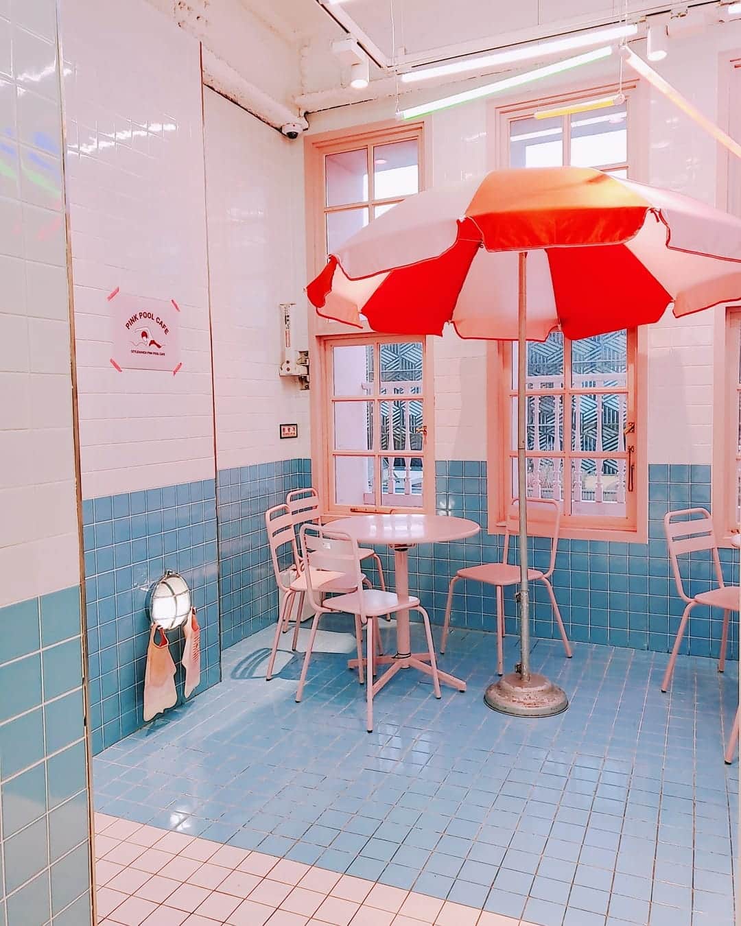 ひかりんさんのインスタグラム写真 - (ひかりんInstagram)「Stylenanda Pink Pool Cafe ! One of my all time favorite online stores ~ so glad we got to visit them 🌸⛱️」11月20日 11時30分 - __hikarin