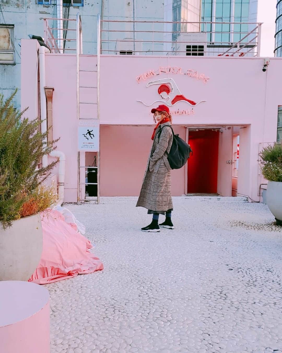 ひかりんのインスタグラム：「Stylenanda Pink Pool Cafe ! One of my all time favorite online stores ~ so glad we got to visit them 🌸⛱️」