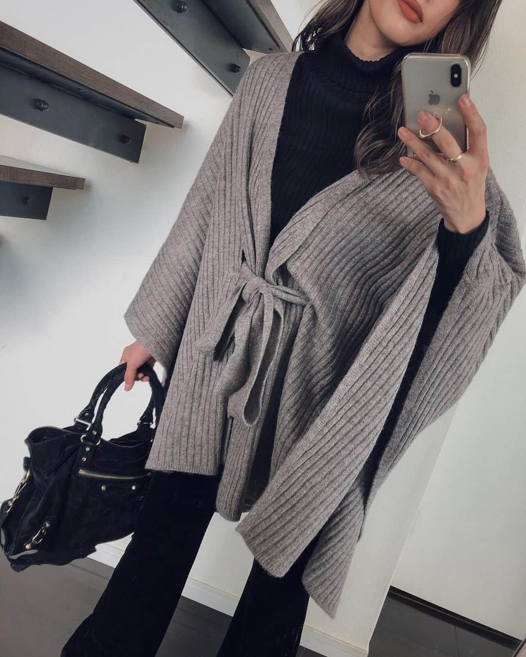 佐野真依子さんのインスタグラム写真 - (佐野真依子Instagram)「単品でも使いやすい Ribbed Knit Poncho♡ ソフトタッチな ワイドリブニットはふわふわで チクチクしなくてこのまま 寝れそうなくらいの安心感♡  タートル合わせで寒くなっても 暖かく着まわせるよ♡ ヒップ周りが 隠れるサイズ感でスタイルカバーも抜群です♡ このカラーはブラウンだよ♡ Ribbed Knit Poncho ￥8,250 ブーツはRib Knit Sock Boots BLACK♡ @trunc88_official  #trunc88」11月20日 11時39分 - sanomaisanomai