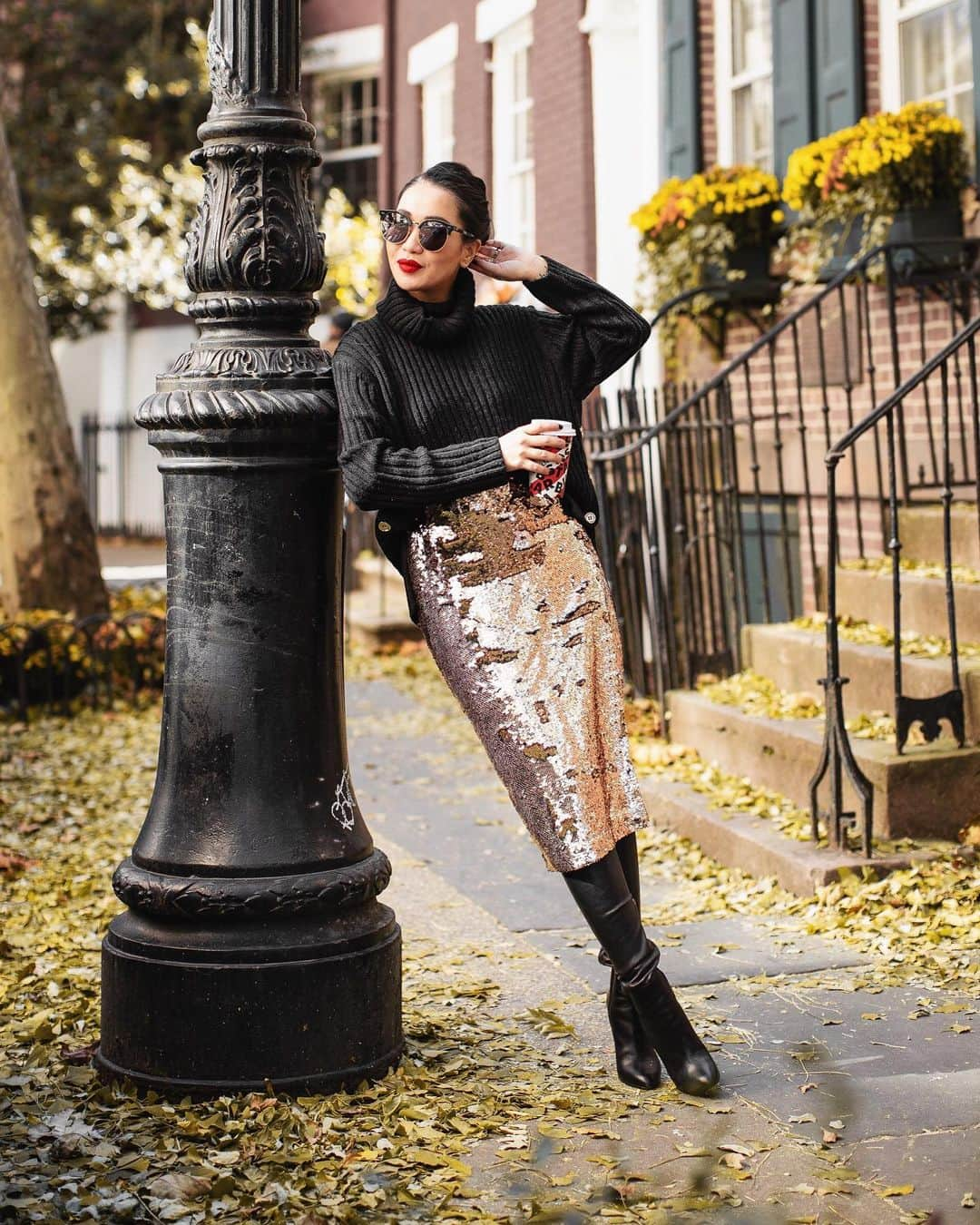 ウェンディー・グエンさんのインスタグラム写真 - (ウェンディー・グエンInstagram)「Adding a little holiday sparkle to my morning coffee run ✨ These @scoop pieces - sequin skirt & cozy oversized sweater - make holiday dressing easy! Shop the look - http://liketk.it/2H7ty @walmart #ad #ScoopStyle #WalmartFashion」11月20日 11時36分 - wendyslookbook