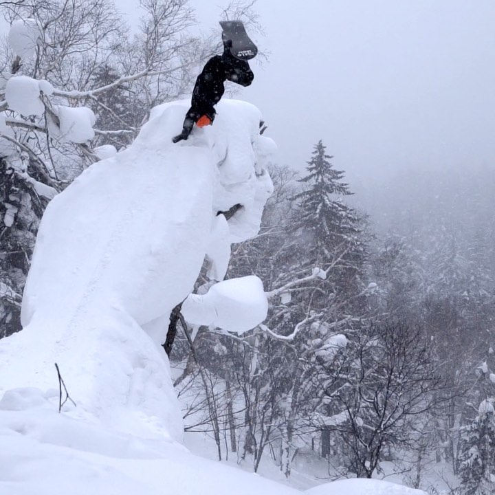 nixon_japanのインスタグラム：「NIXON SNOW RIDER中井孝治 @takaharunakai が手掛けた北海道100%の映像作品 PURE JAM #purejammovie その中よりNIXON RIDERの3人をピックアップし特別編集したバージョンが到着。  中井孝治 @takaharunakai 工藤洸平 @koheikudo 増田塁揮 @d.a.ruikimasuda  近年のコンテスト志向から一線を画す、類を見ないNIXONライダーならではの濃厚なセッション、純粋に滑りたくなる映像を是非ご堪能下さい。 なお、DVDはプロショップを中心に絶賛発売中となります。  Film @refmasato @yonefilm @satoru_chiba Edit @satoru_chiba」