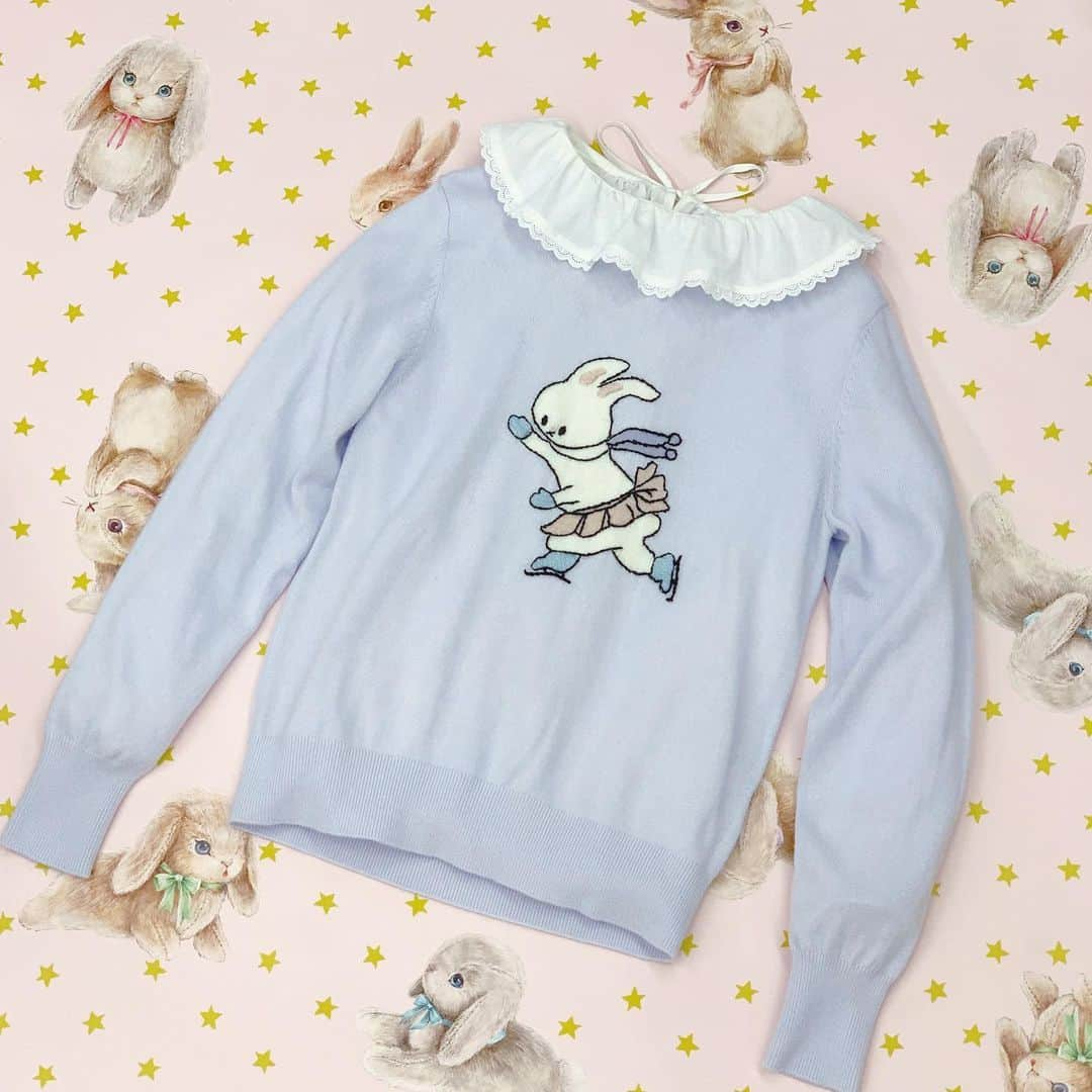 franche lippee officialさんのインスタグラム写真 - (franche lippee officialInstagram)「・ 🐰うさフェスタ🐰 -フランシュリッペとうさぎの時間- ・ 横浜のイベント会場では 新作のお洋服や雑貨、限定アイテムのほか うさぎ柄のサンプルやセール品ももりもり並びます ・ かわいいー！とか、安くなってるー！とか、 準備しながら思わず欲しくなってしまうものばかり。 ・ 写真は一点モノの刺繍セーターに ラッフルブラウスを合わせてみました ・ うさちゃんだらけの店内で 宝物探しをしてくださいね🐰💖 ・ ・ 「うさFesta 2019 」出店します 日時：11月23日(土)・24日(日) 開場 9:00 / 閉場 17:00 場所：横濱貿易ホールMARINERIA 「RABBITTAIL.COM」ブース内 入場料：1,100円（前売1,000円) ・ ・ #franchelippee #フランシュリッペ #うさぎ #うさぎ好きさんと繋がりたい #うさぎ部 #うさぎ好き #うさフェスタ #うさぎのしっぽ #うさぎ雑貨 #textiledesign #刺繍 #ウサギ #うさぎのいる暮らし #うさすたぐらむ #rabbits #rabbitstagram  #うさFesta2019秋に出店します」11月20日 11時55分 - franchelippee