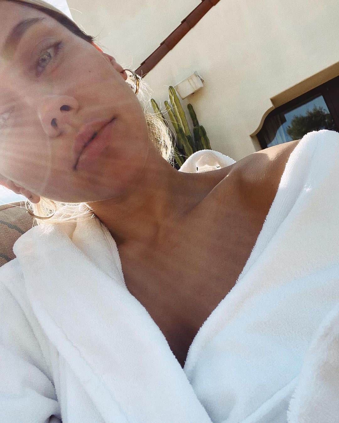 Camden Scottのインスタグラム：「Yesterday I was at the spa, today I have anxiety. Life is silly 🙃  How’re we feeling today fam? Let’s share some tips on how you deal with anxiety! Asking for a friend. Her name is Cammie.」