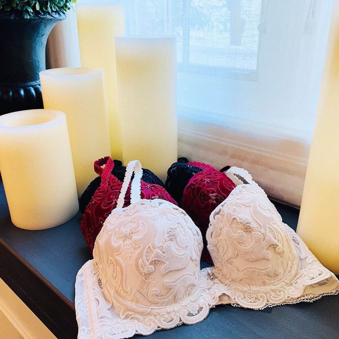 BradelisNewYork/ブラデリスニューヨークのインスタグラム：「.﻿ Winter Braはいかが？ ﻿ ﻿ 寒さが深まると恋しくなるのはふんわり素材のアイテム。﻿ 質感のあるベロアと時を経たようなラメ糸が織りなすハーモニー。﻿ ﻿ 温もりのある肌触りが冬の心を温めてくれそう…﻿ ﻿ BRADELIS Gold Label﻿ -Masquerade Wire Bra- ﻿ .﻿ .﻿ .﻿ #bradelis#bradelisgoldlabel#lingerie#masquerade ﻿ #ブラデリス #ブラデリスゴールドレーベル」