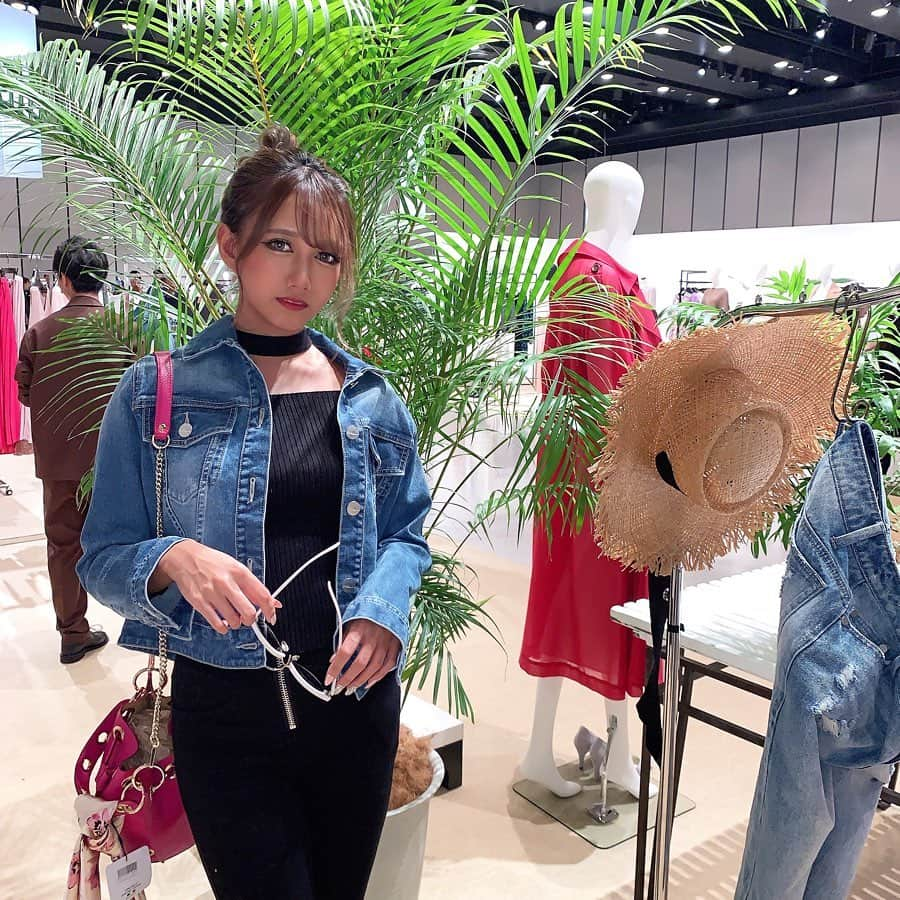 犬嶋英沙さんのインスタグラム写真 - (犬嶋英沙Instagram)「🐾 ㅤㅤ 昨日はVICKYの展示会に行ってきました👗 写真のピンクのバッグ一目惚れしちゃってすごい 欲しかったけどまだ販売してなくてなんでやねーん😭 ってなったから図々しくまるで自分のもの かのような写真だけ撮っておいた(笑) 可愛い服ばっかりでたくさんで注文しちゃったな〜💸✨ ㅤㅤ ㅤㅤ ㅤㅤ #手の血管やばいね！ #VICKY #展示会」11月20日 12時04分 - _eishachan