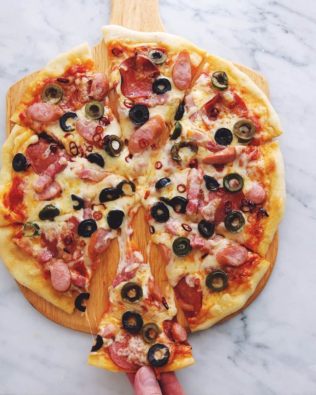 樋口正樹さんのインスタグラム写真 - (樋口正樹Instagram)「Homemade pizza 🍕 . ピザの日のお昼に 自宅で手作りピザ。 伸びの良い生地に トマトソース塗り、 サラミ、ベーコン、 ソーセージをのせ、 さらにオリーブと 赤唐辛子ちらして、 チーズたっぷりと。 . ピザ生地作りにも スタンドミキサー あるとほんと便利。 👉@kitchenaidjapan . . #ピザの日 #ホームメイドピザ #ピザ作り #手作りピザ #ピザ部 #キッチンエイド #スタンドミキサー #便利でらくちん #大家族におすすめ #あると便利 #料理好きな人と繋がりたい #kitchenaid #kitchenaidjapan #pizza #homemadepizza #212キッチンストア @kitchenaidusa」11月20日 12時09分 - higuccini