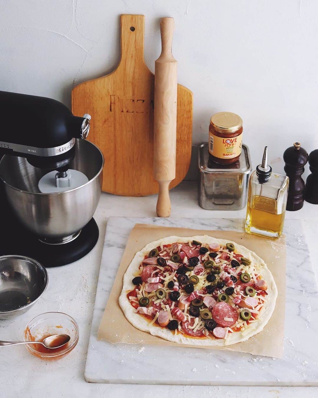 樋口正樹さんのインスタグラム写真 - (樋口正樹Instagram)「Homemade pizza 🍕 . ピザの日のお昼に 自宅で手作りピザ。 伸びの良い生地に トマトソース塗り、 サラミ、ベーコン、 ソーセージをのせ、 さらにオリーブと 赤唐辛子ちらして、 チーズたっぷりと。 . ピザ生地作りにも スタンドミキサー あるとほんと便利。 👉@kitchenaidjapan . . #ピザの日 #ホームメイドピザ #ピザ作り #手作りピザ #ピザ部 #キッチンエイド #スタンドミキサー #便利でらくちん #大家族におすすめ #あると便利 #料理好きな人と繋がりたい #kitchenaid #kitchenaidjapan #pizza #homemadepizza #212キッチンストア @kitchenaidusa」11月20日 12時09分 - higuccini
