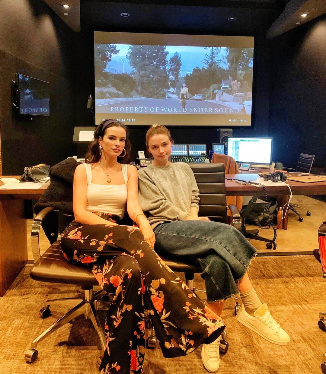 ケリー・オックスフォードのインスタグラム：「@jessybarden is a fucking tour de force. I’m so glad we found each other online a few years ago and I can’t tell you how wonderful she is in @pinkskiesaheadmovie. Fuck, she’s so good and doesn’t even know it yet because she hasn’t seen it! I want it to be perfect for her because the performance she gave all of us is fucking incredible. She’s the real deal and you’ll get to see it all in 2020. I love you Jessy, my babygirl, who learned all my weird twitches and cadences.」